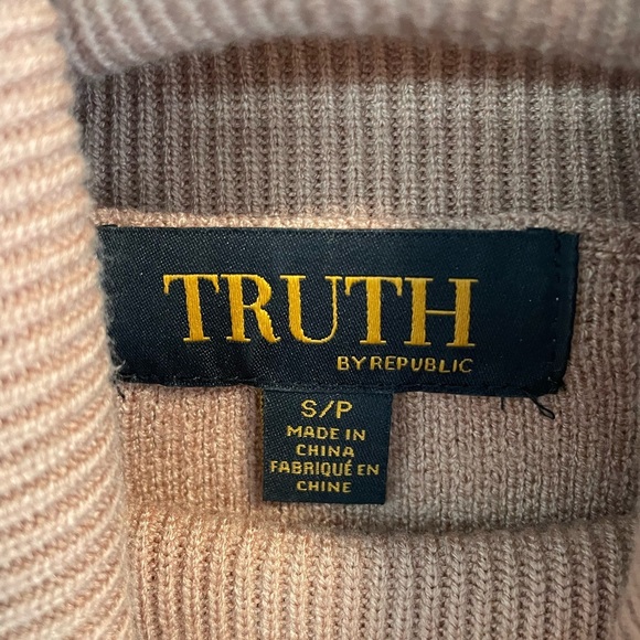 Truth by Republic, Small, caramel color pouch pocket cowl turtleneck sweater - Picture 2 of 8